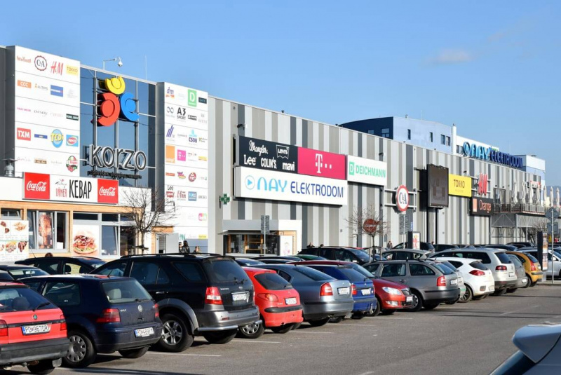 Obchodné centrá a polyfunkčné objekty / OC ARKÁDIA Prievidza