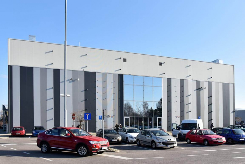 Obchodné centrá a polyfunkčné objekty / OC ARKÁDIA Prievidza