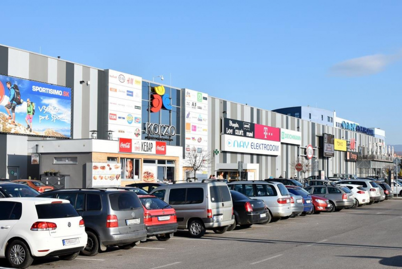 Obchodné centrá a polyfunkčné objekty / OC ARKÁDIA Prievidza