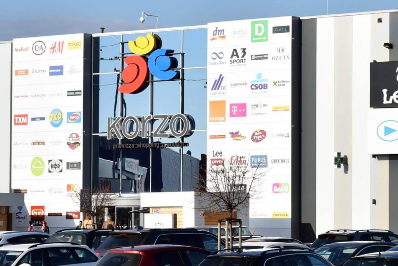 Obchodné centrá a polyfunkčné objekty / OC ARKÁDIA Prievidza