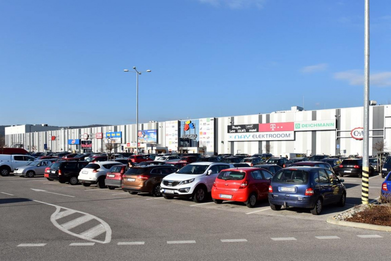 Obchodné centrá a polyfunkčné objekty / OC ARKÁDIA Prievidza