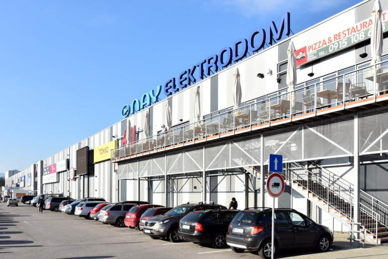Obchodné centrá a polyfunkčné objekty / OC ARKÁDIA Prievidza