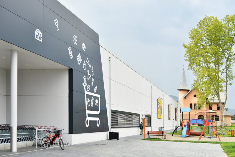 Obchodné centrá a polyfunkčné objekty / Obchodné centrum Ľubotic Obchodné centrá a polyfunkčné objekty / Obchodné centrum Ľubotic