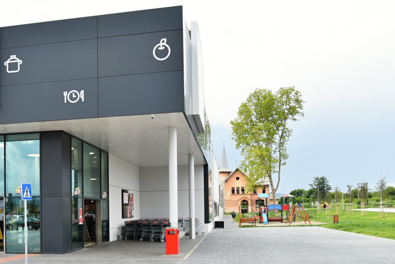 Obchodné centrá a polyfunkčné objekty / Obchodné centrum Ľubotic Obchodné centrá a polyfunkčné objekty / Obchodné centrum Ľubotic