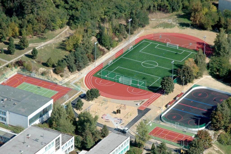 Rekreácia – športoviská s umelým povrchom / Športový areál zákla