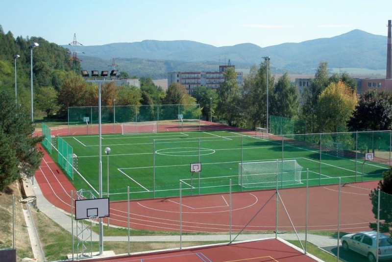 Rekreácia – športoviská s umelým povrchom / Športový areál zákla