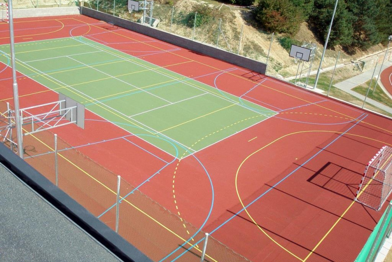 Rekreácia – športoviská s umelým povrchom / Športový areál zákla