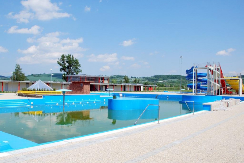 Rekreácia – športoviská s umelým povrchom / Nová letná plaváreň 
