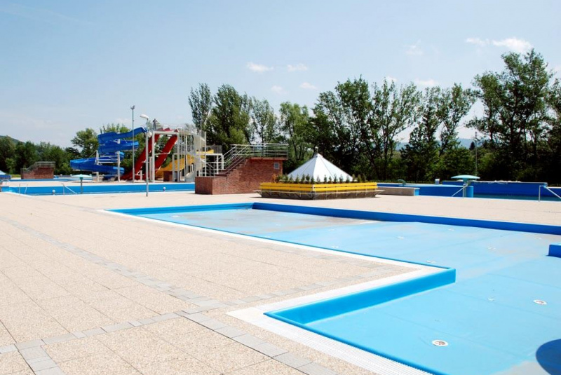 Rekreácia – športoviská s umelým povrchom / Nová letná plaváreň 