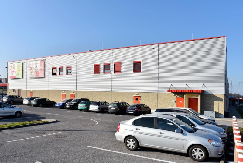 Obchodné centrá a polyfunkčné objekty / Obchodné centrum Žiar na
