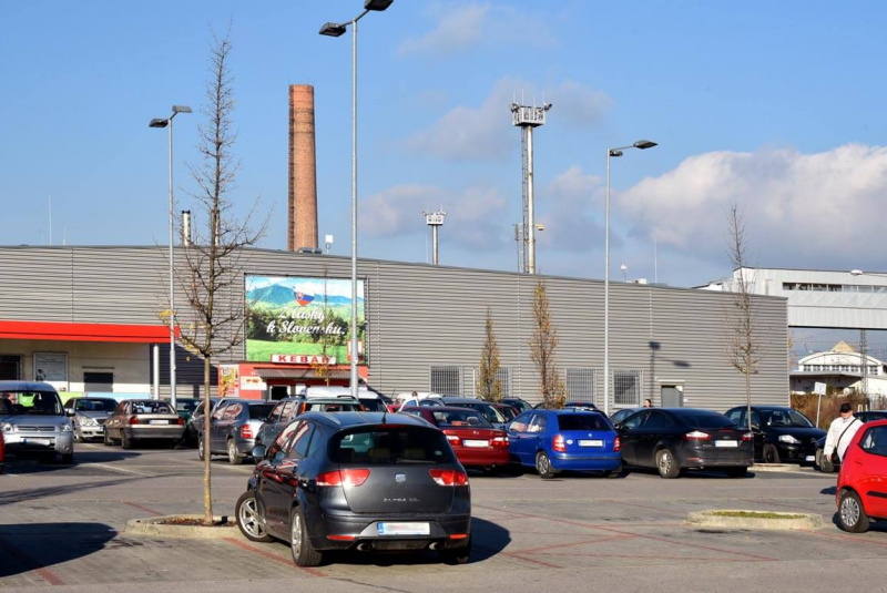 Obchodné centrá a polyfunkčné objekty / Obchodné centrum Nové Me