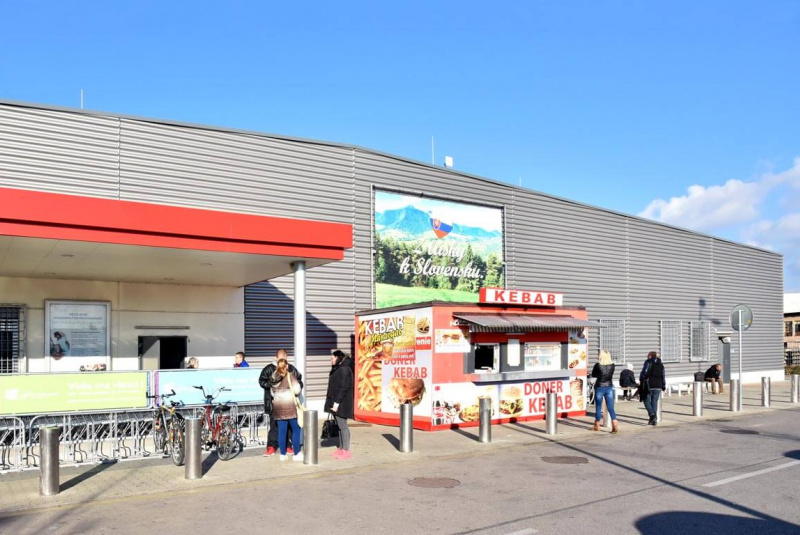 Obchodné centrá a polyfunkčné objekty / Obchodné centrum Nové Me