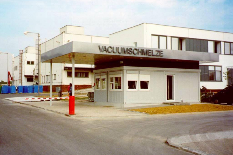 Výrobné a priemyselné haly, administratívne a prevádzkové budovy