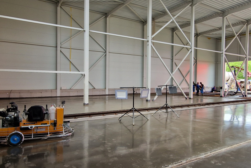 Výrobné a priemyselné haly, administratívne a prevádzkové budovy / Výrobno-montážna hala Lokotrans Šurany - foto