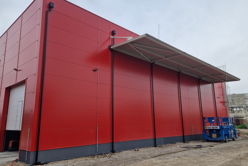 Výrobné a priemyselné haly, administratívne a prevádzkové budovy / Výrobno-montážna hala Lokotrans Šurany - foto