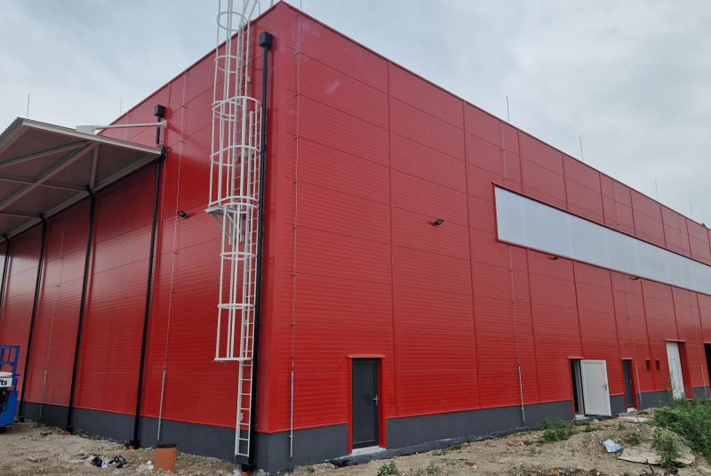 Výrobné a priemyselné haly, administratívne a prevádzkové budovy / Výrobno-montážna hala Lokotrans Šurany - foto