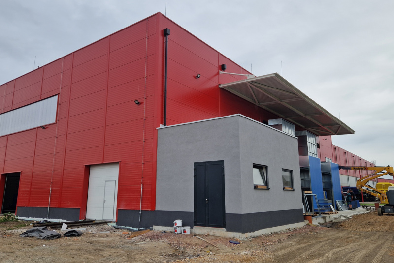 Výrobné a priemyselné haly, administratívne a prevádzkové budovy / Výrobno-montážna hala Lokotrans Šurany - foto