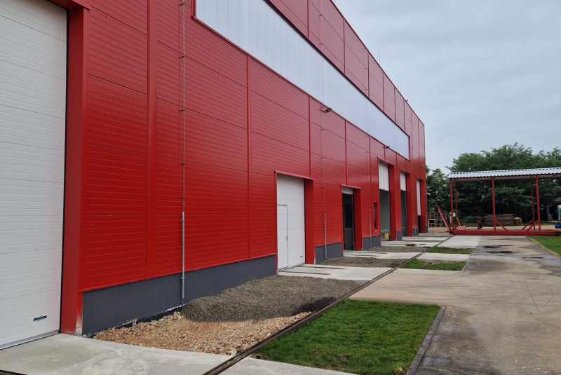 Výrobné a priemyselné haly, administratívne a prevádzkové budovy / Výrobno-montážna hala Lokotrans Šurany - foto