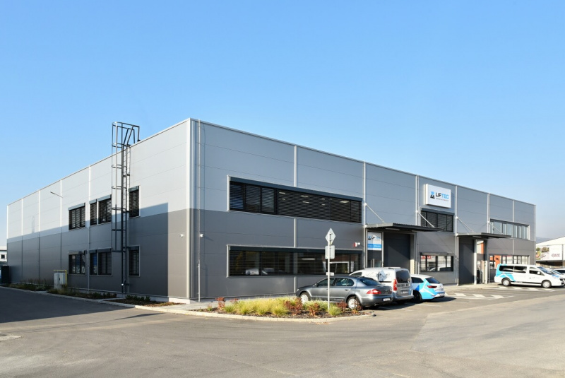 Výrobné a priemyselné haly, administratívne a prevádzkové budovy Výrobné a priemyselné haly, administratívne a prevádzkové budovy