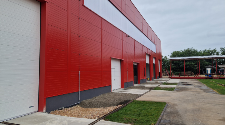 Produktions und Montagehalle von Lokotrans Šurany